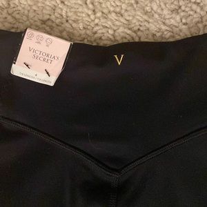 Victoria Secret Incredible Essential Legging size 4 black high rise new